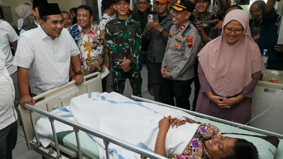 PEDULI: Wagub Jateng Taj Yasin menjenguk para korban robohnya atap kelas MTs Muhammadiyah 4 Bulu, Sambungmacan, Sragen, yang tengah menjalani perawatan di rumah sakit. (PEMPROV JATENG UNTUK RADAR KUDUS)