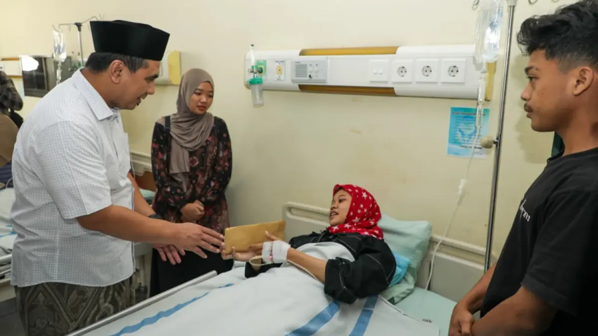 PEDULI: Wagub Jateng Taj Yasin menjenguk para korban robohnya atap kelas MTs Muhammadiyah 4 Bulu, Sambungmacan, Sragen, yang tengah menjalani perawatan di rumah sakit. (PEMPROV JATENG UNTUK RADAR KUDUS)
