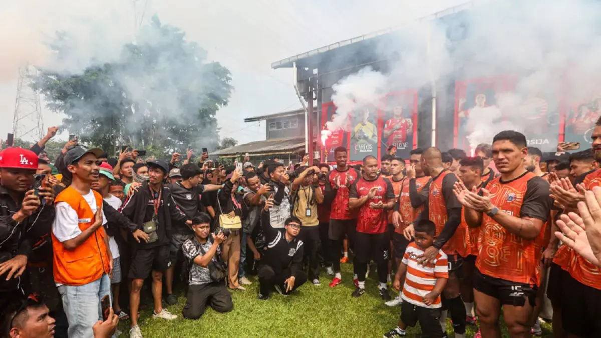 Sejumlah The Jakmania memberikan dukungan kepada pemain Persija Jakarta di Sawangan, Depok, Jawa Barat, Jumat (8/5/2026). (Salman Toyibi/Jawa Pos)