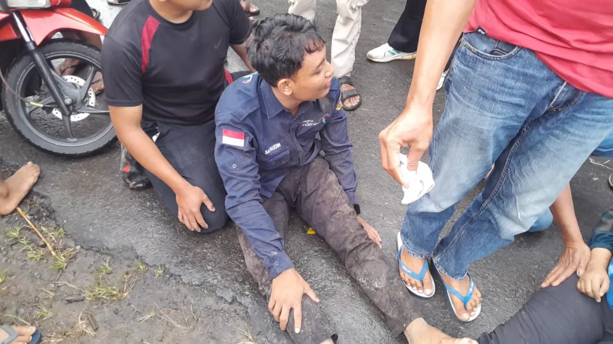 TERTOLONG SELAMAT: Pengendara sepeda motor yang terperosok di jurang tebing jalan menuju Desa Tempur pada Kamis (14/5) menjelang petang. (CAMAT KELING UNTUK RADAR KUDUS)