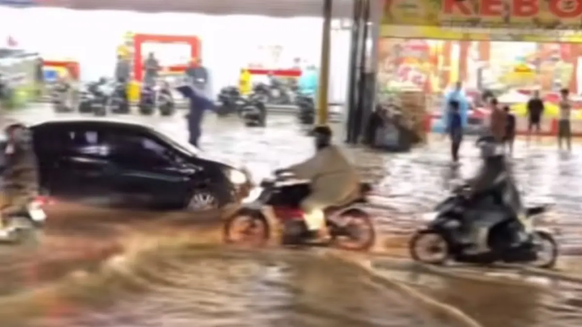 Banjir di Ngaliyan Semarang (Foto: Tangkapan layar Tiktok @info_kejadiansemarang) 