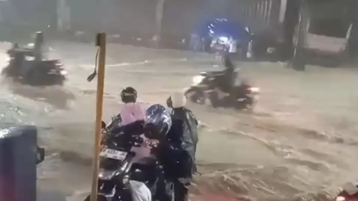 Banjir merendam kawasan depan RS Permata Medika Ngaliyan Semarang. (Potongan Video)