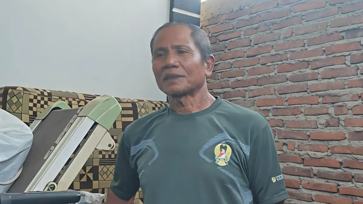 DILIHATKAN: Sarwi menunjukkan halaman depan rumahnya di Desa Kutoharjo, Pati yang ditembok kemarin. (ANDRE FAIDHIL FALAH/RADAR KUDUS) 