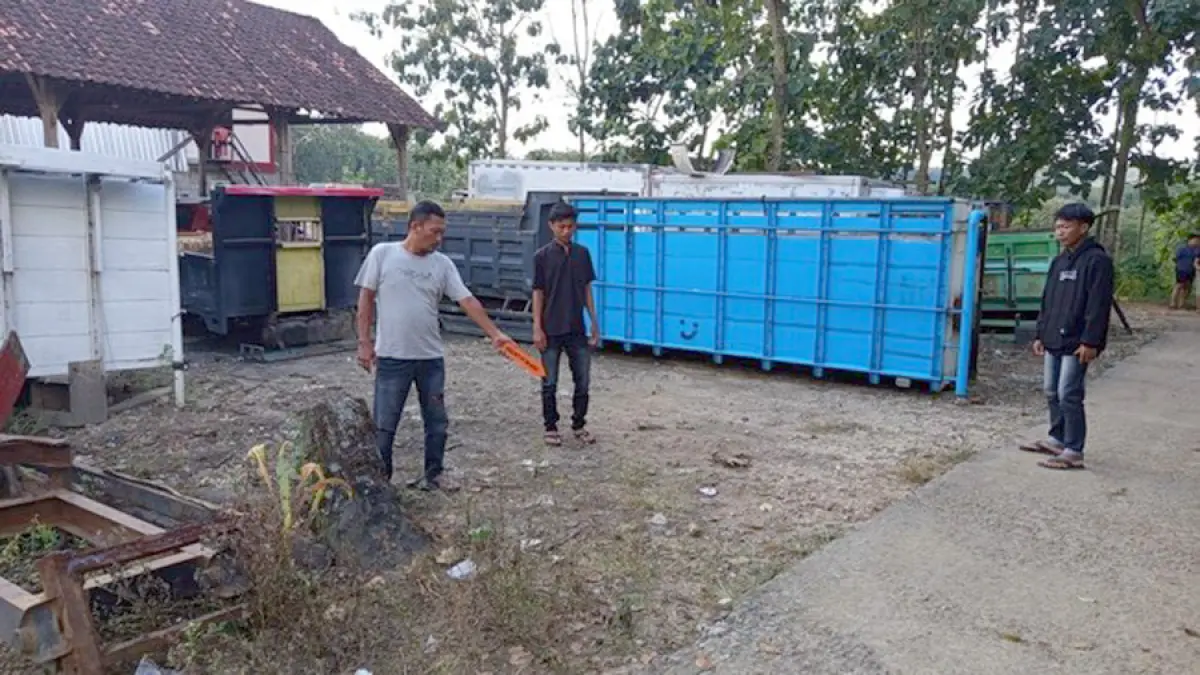 OLAH TKP: Polisi saat olah TKP di area parkir hilangnya motor penonton dangdut di Dukuh Kopen, Desa Ngumbul, Kecamatan Todanan. (POLSEK TODANAN UNTUK RADAR KUDUS)