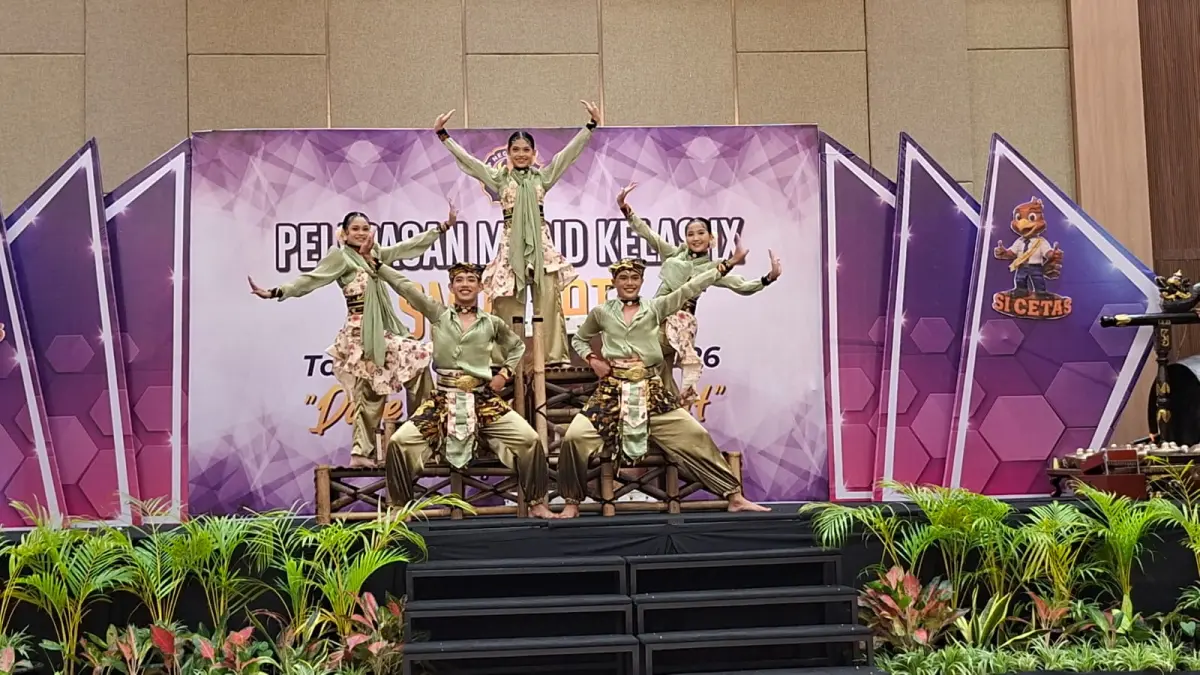 PENAMPILAN: Siswa membawakan tarian Gebyar Dhandangan sebagai hiburan dalam pelepasan siswa di Hotel Saphire, Sabtu (16/5). (ANDIKA TRISNA SAPUTRA/RADAR KUDUS)