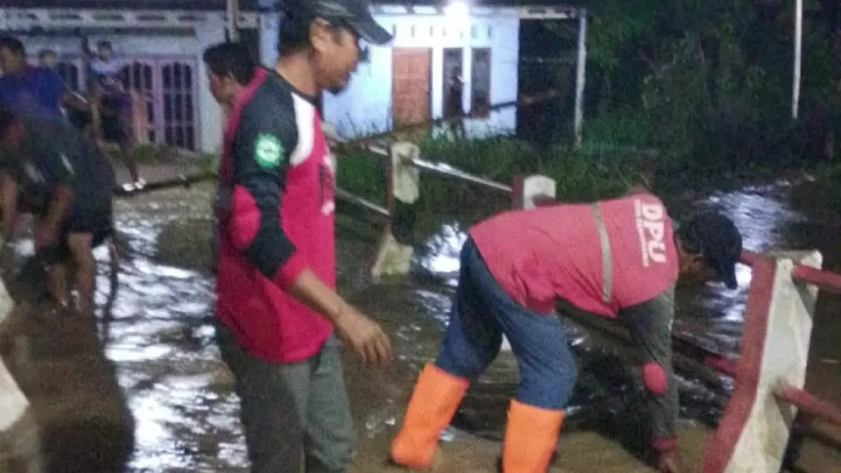Penanganan setelah banjir di wilayah Tugu, Ngaliyan, Semarang (Foto: Instagram @semarangpemkot) 
