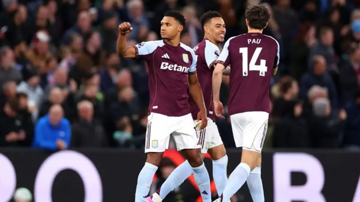 Penyerang Aston Villa Ollie Watkins (kiri) merayakan keberhasilannya mencetak gol ke gawang Liverpool pada pertandingan Liga Inggris di Stadion Villa Park, Birmingham, Jumat (15/5/2026) waktu setempat. (avfc.co.uk)