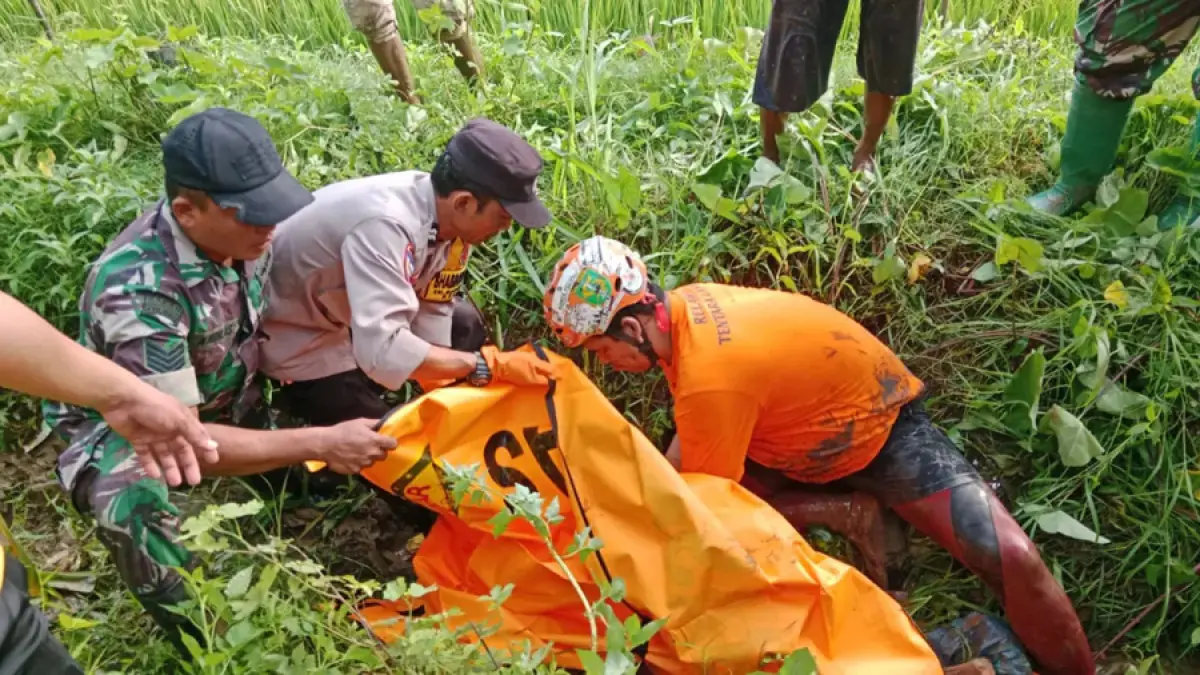 Petugas mengevaluasi korban yang terseret banjir.