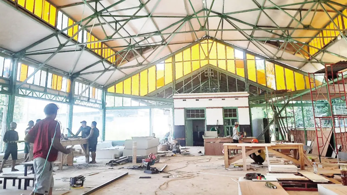 PROSES PEMBANGUNAN: Eks Stasiun Kudus masih sibuk dikerjakan. Bakal ada shuttle menuju stasiun Tawang dan Poncol. (INDAH SUSANTI/RADAR KUDUS)