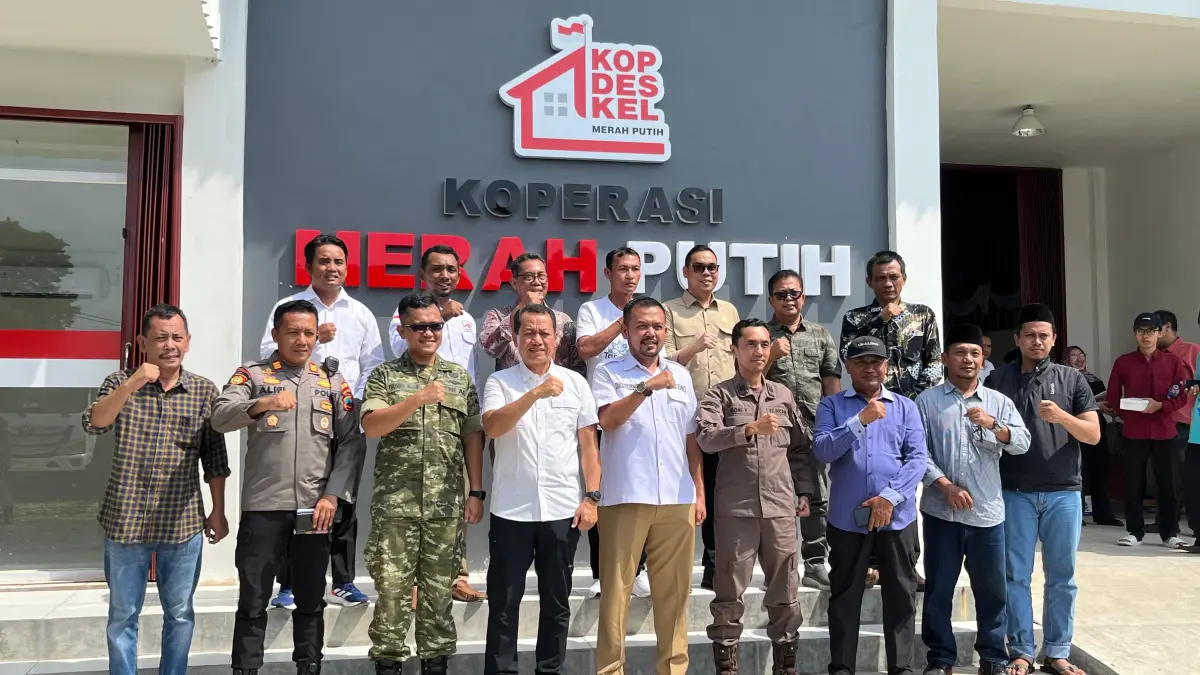 SINERGI: Bupati Kudus Sam’ani Intakoris bersama Forkopimda serta pemdes setempat berfoto bersama usai peluncuran KDMP serentak di Desa Getas Pejaten, Sabtu (16/5). (PEMDES GETAS PEJATEN UNTUK RADAR KUDUS)