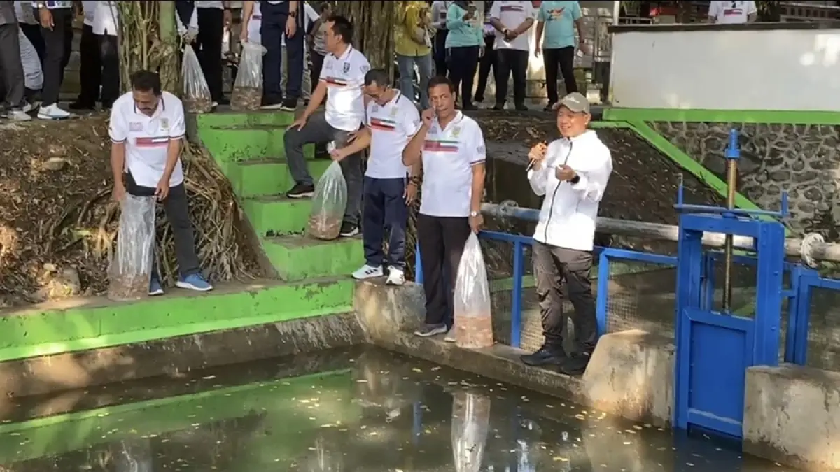 TEBAR: Bupati Kudus Sam’ani Intakoris saat menebar 15 ribu benih ikan nila di saluran Kedung Gupit depan Kantor Dispertan Kudus, belum lama ini. (ANDIKA TRISNA SAPUTRA/RADAR KUDUS)