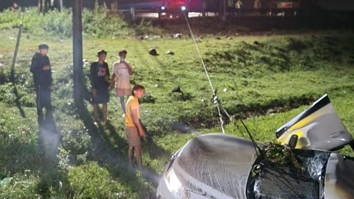  EVAKUASI – Tim BPBD Grobogan dan petugas gabungan melakukan evakuasi mobil Chevrolet di Sungai di jalan Alternatif Bendungan Kletak, Klambu, Sabtu malam (17/5).