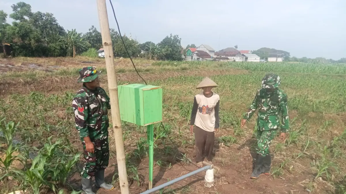 Satgas TMMD Reguler Kodim Pati mengecek titik ke-4 sumur bor di lahan pertanian di Desa Godo Kecamatan Winong, Pati. (SATGAS TMMD KODIM PATI)