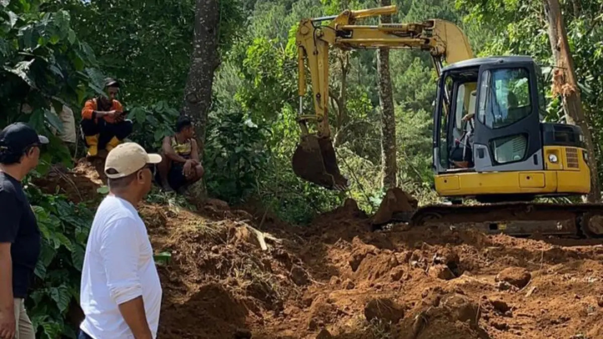 SATSET: Kalaksa BPBD Jepara Arwin Noor Isdiyanto (baju putih) tengah menilik progres pembukaan jalan alternatif Sumanding-Duplak. (BPBD JEPARA UNTUK RADAR KUDUS)