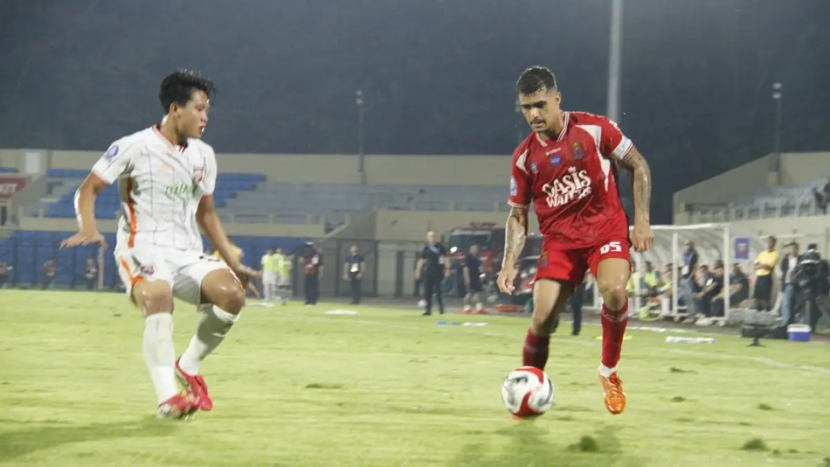 SPARTAN: Pemain Persijap Jepara Carlos Franca berusaha terobos benteng pertahanan Borneo FC pada pertandingan pekan ke-33, Minggu (17/5) malam di GBK Jepara. (FIKRI T/RADAR KUDUS)