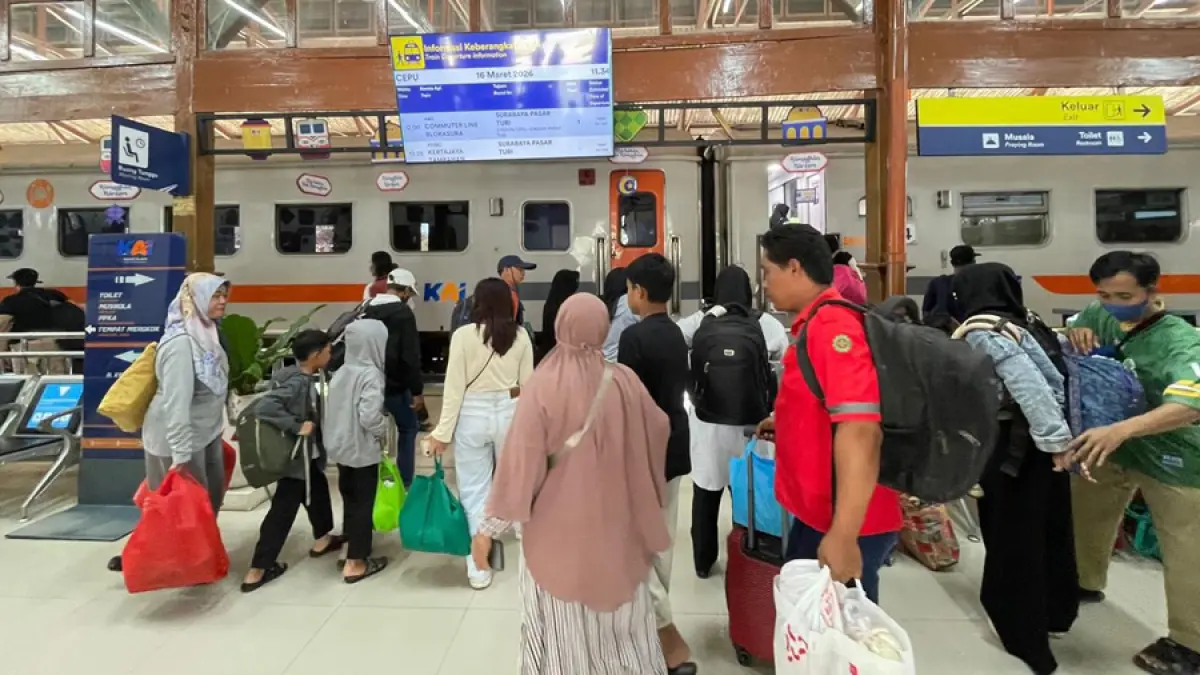 ANTUSIAS: Para penumpang saat hendak menaiki kereta di Stasiun Cepu. (EKO SANTOSO/RADAR KUDUS)