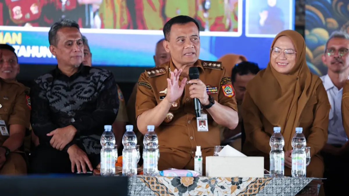 Gubernur Jateng Ahmad Luthfi saat menyampaikan Rembug Pembangunan Jawa Tengah 2026 di Pendopo Kabupaten Banjarnegara, Senin (18/5/2025)