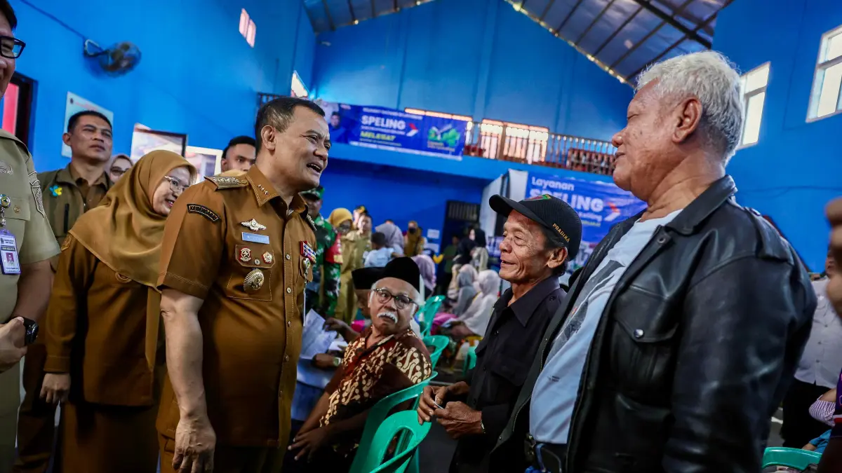 INTERAKSI DENGAN WARGA: Gubernur Jawa Tengah, Ahmad Luthfi, meninjau langsung pelaksanaan Speling di Desa Gumiwang, Kecamatan Purwanegara, Kabupaten Banjarnegara, Senin pagi, 18 Mei 2026.