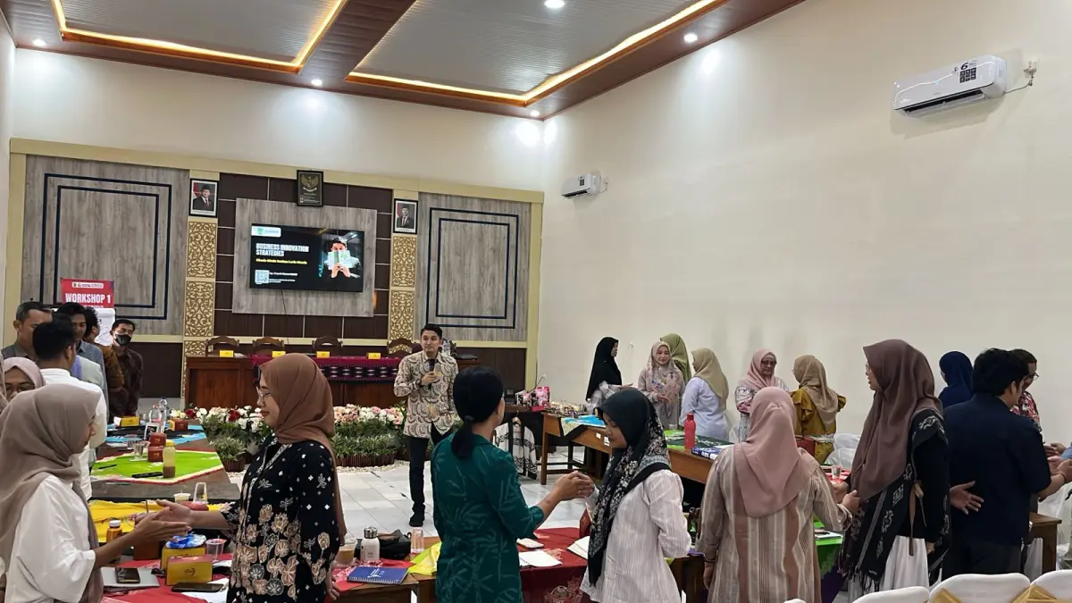 INTERAKTIF: Para peserta workshop dan inkubator bisnis ikuti pelatihan pada Senin (18/5) di Diskopukmnakers Jepara. (FIKRI T/RADAR KUDUS)