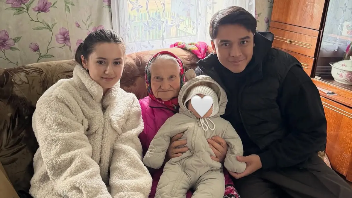 Komen Billy bawa istri dan anak ketemu nenek di Belerus (Foto: Instagram @billysky16) 