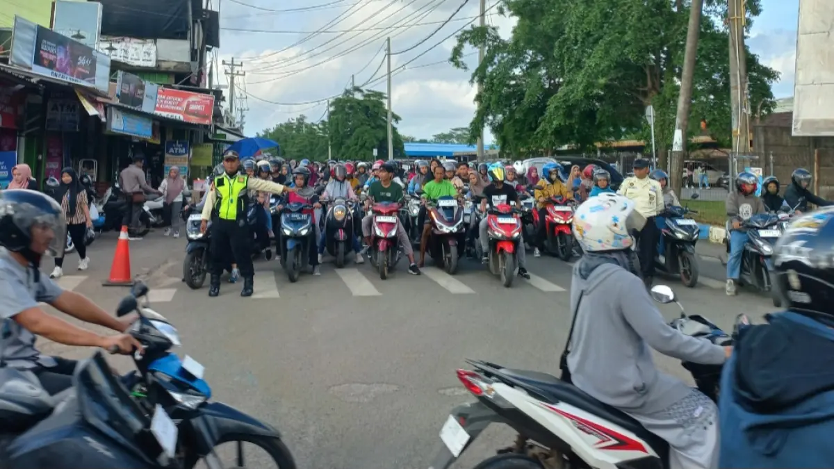 PADAT: Para pekerja PT Parkland World Indonesia tengah mengantre jalan untuk pulang. (FIKRI T/RADAR KUDUS)&nbsp;