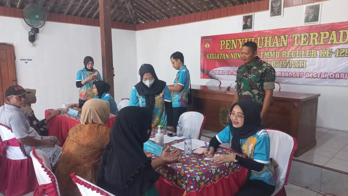 Pemeriksaan kesehatan gratis warnai kegiatan nonfisik TMMD Reguler ke-128 di Desa Godo Winong Pati. (SATGAS TMMD KODIM PATI)
