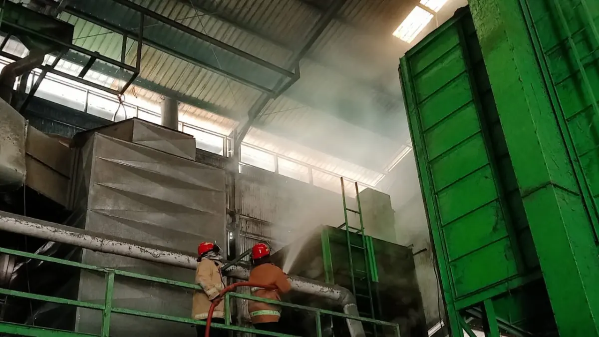 PENDINGINAN: Damkar Grobogan saat melakukan pendinginan di pabrik Getasrejo, Grobogan.