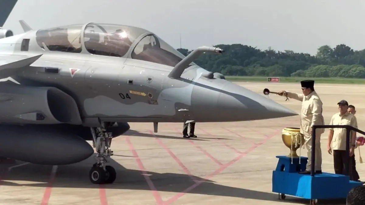 Presiden Prabowo Subianto menyiram pesawat tempur Rafale dengan air dari dalam kendi di Lanud Halim Perdanakusuma, Jakarta Timur, Senin (18/5/2026). ANTARA/Walda Marison.