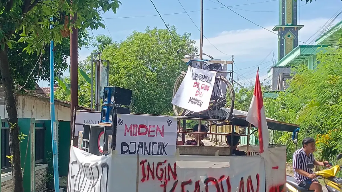 WARGA UNTUK RADAR KUDUS

PASANG BANNER: Puluhan warga Desa Menoro, Sedan, turut ke jalan menuntut pencopotan kasi kesra lantaran diduga terlibat kasus asusila kemarin.