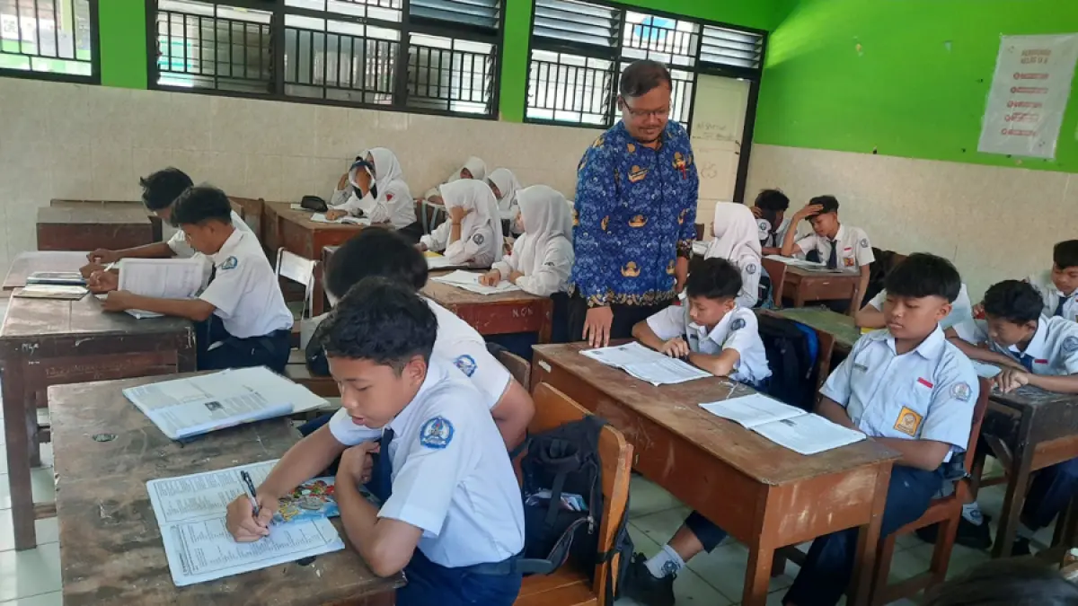 BELAJAR: Guru saat mengajar murid di kelas. Proses kegiatan belajar mengajar dengan tenang. (INDAH SUSANTI/RADAR KUDUS)