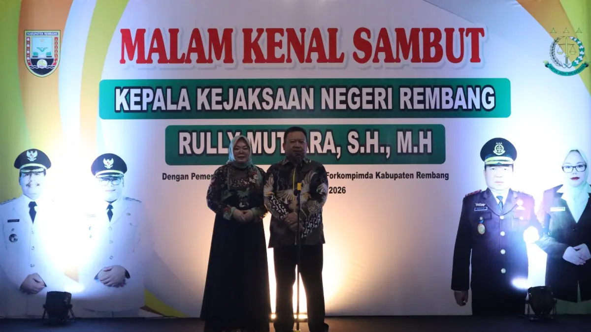 DOK. RADAR KUDUS

BERI SAMBUTAN:  Kepala Kejaksaan baru Rully Mutiara bersama istri memberikan sambutan di pendopo Museum RA Kartini, Senin malam (18/5).