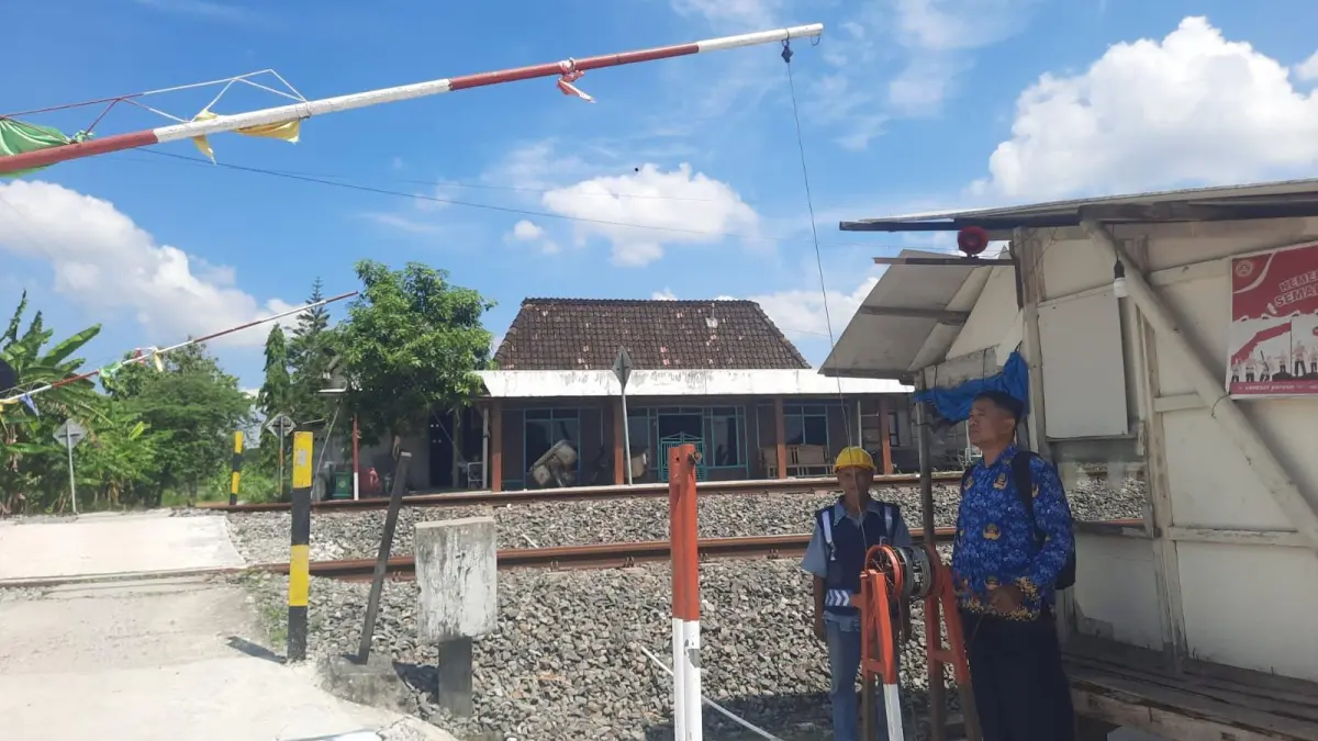 INOVASI: Palang rolling yang diterapkan di perlintasan sebidang Desa Tambirejo Kecamatan Toroh. (INTAN MAYLANI/RADAR KUDUS)