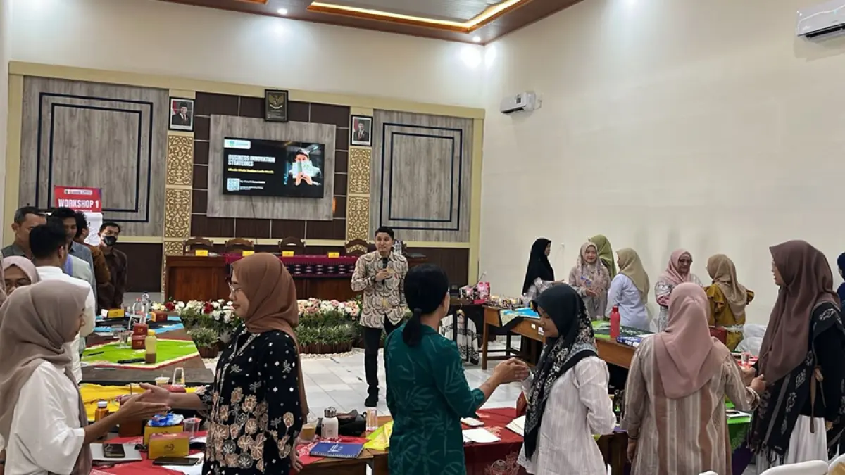INTERAKTIF: Para peserta workshop dan inkubator bisnis ikuti pelatihan pada Senin (18/5) di Diskopukmnakers Jepara. (FIKRI T/RADAR KUDUS)