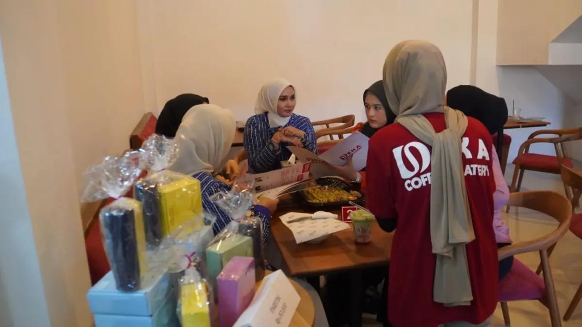 KEKINIAN: Ketua Dewan Kerajinan Nasional Daerah Jepara Laila Saidah Witiarso Utomo bersama anak muda Jepara. 