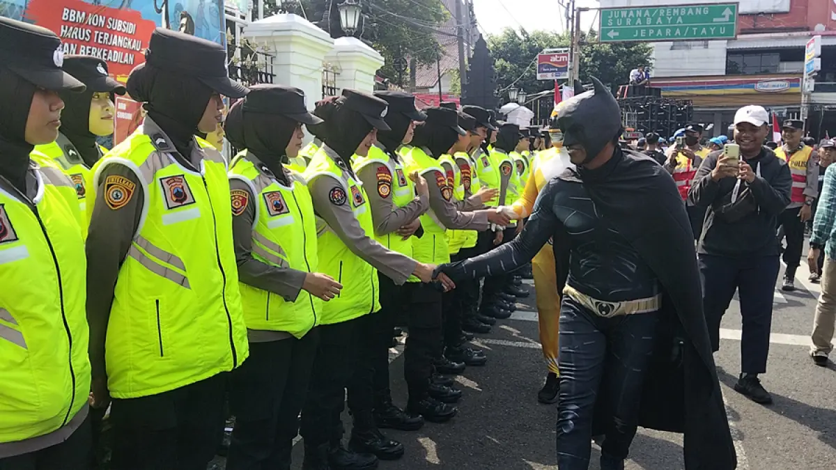 MELAWAN: Ribuan nelayan memadati Alun-alun Simpang Lima Pati belum lama ini. (ANDRE FAIDHIL FALAH/RADAR KUDUS)