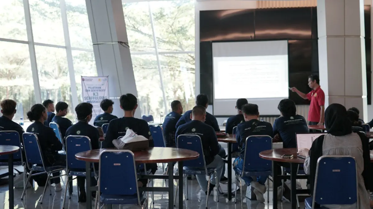 Pemateri dari Satwasker Wilayah Pati, Suhartono, S.T., memberikan pembelajaran dasar K3 Scaffolding kepada peserta di Kompleks PLTU Tanjung Jati B, Jepara, Senin (18/5).