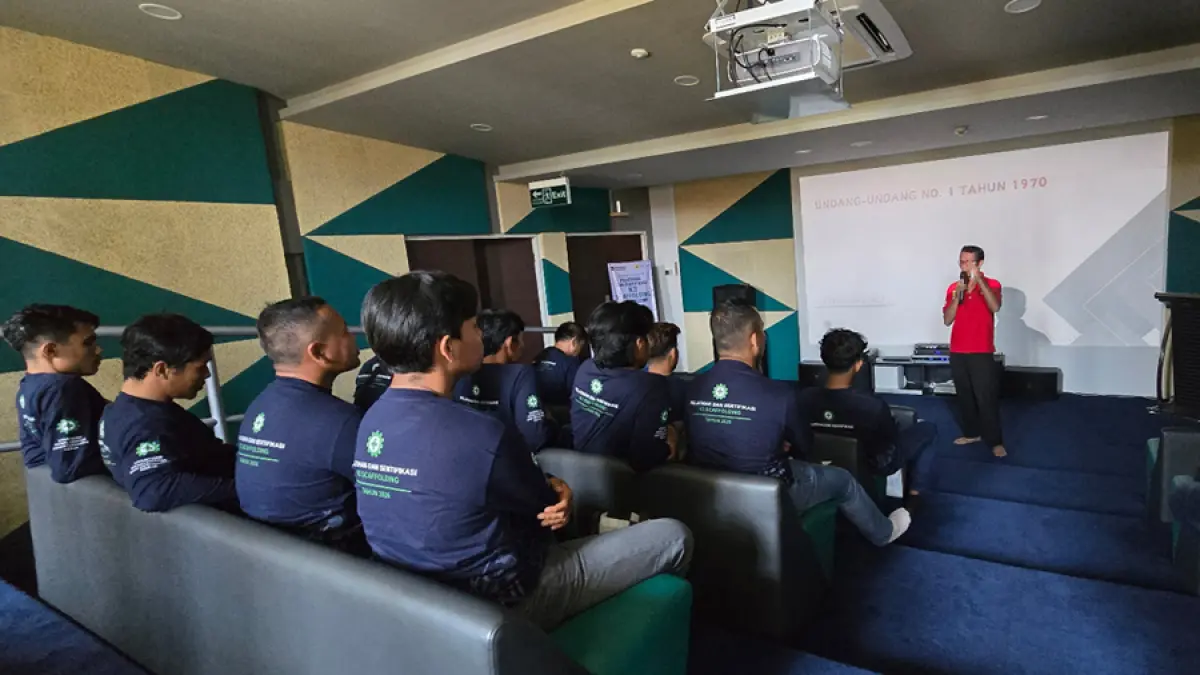 Pemateri dari Satwasker Wilayah Pati, Suhartono, S.T., menyampaikan materi dasar regulasi K3 kepada peserta Program Pelatihan dan Sertifikasi K3 Teknisi Scaffolding di Gedung Energo, Kompleks PLTU Tanjung Jati B, Jepara, Senin (18/5).