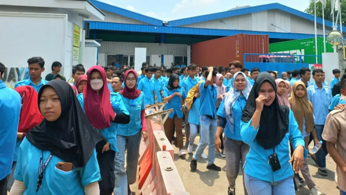 PEREMPUAN BERDAYA: Para pekerja tengah beristirahat. Industri padat karya jadi salah satu tulang punggung ekonomi di Kabupaten Jepara.  (FIKRI T/RADAR KUDUS)