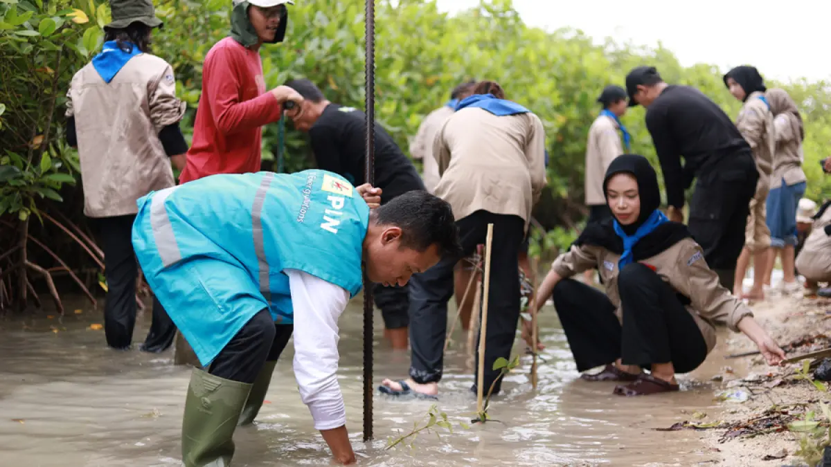 Perwakilan PLN UIK Tanjung Jati B bersama peserta aksi melakukan penanaman bibit mangrove di kawasan pesisir Pantai Mororejo, Kecamatan Mlonggo, Kabupaten Jepara, Sabtu (17/5).