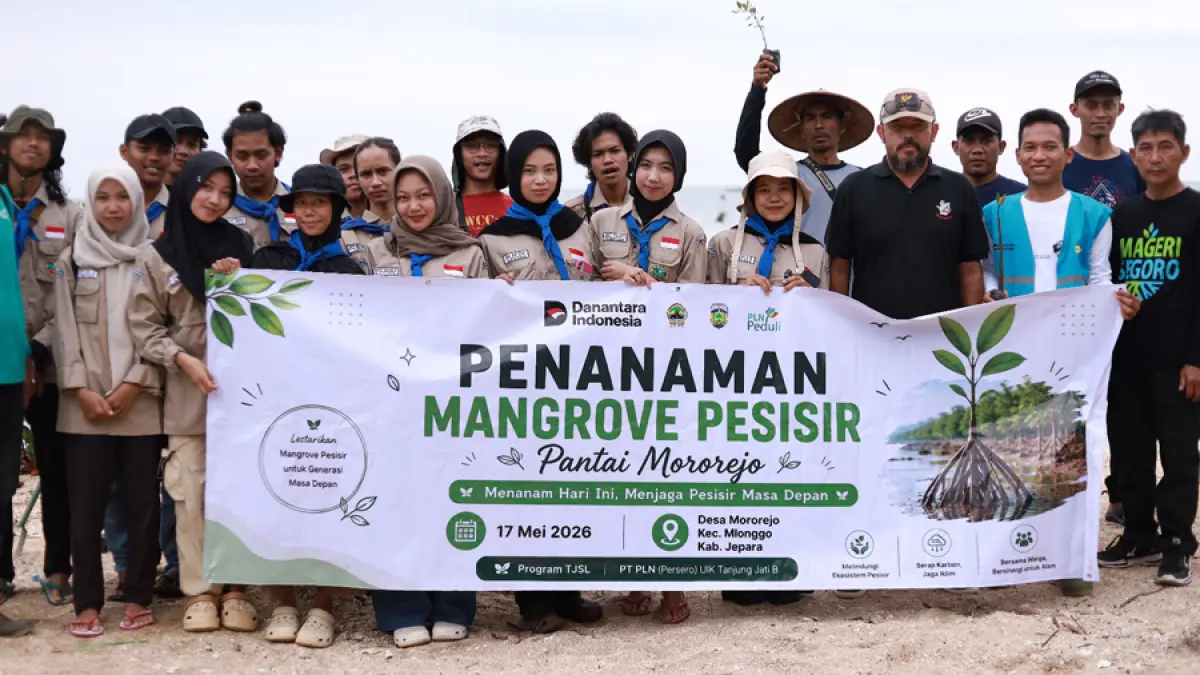 Peserta kegiatan Penanaman Mangrove Pesisir berfoto bersama di Pantai Mororejo, Kecamatan Mlonggo, Kabupaten Jepara, Sabtu (17/5).