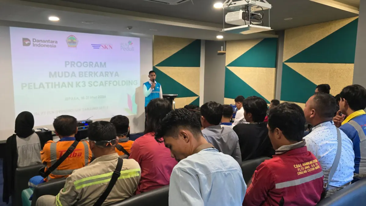Peserta mengikuti sesi pembelajaran dasar K3 Scaffolding pada Program Pelatihan dan Sertifikasi K3 Teknisi Scaffolding yang digelar PLN UIK Tanjung Jati B di Gedung Energo, Kompleks PLTU Tanjung Jati B, Jepara, Senin (18/5). 
