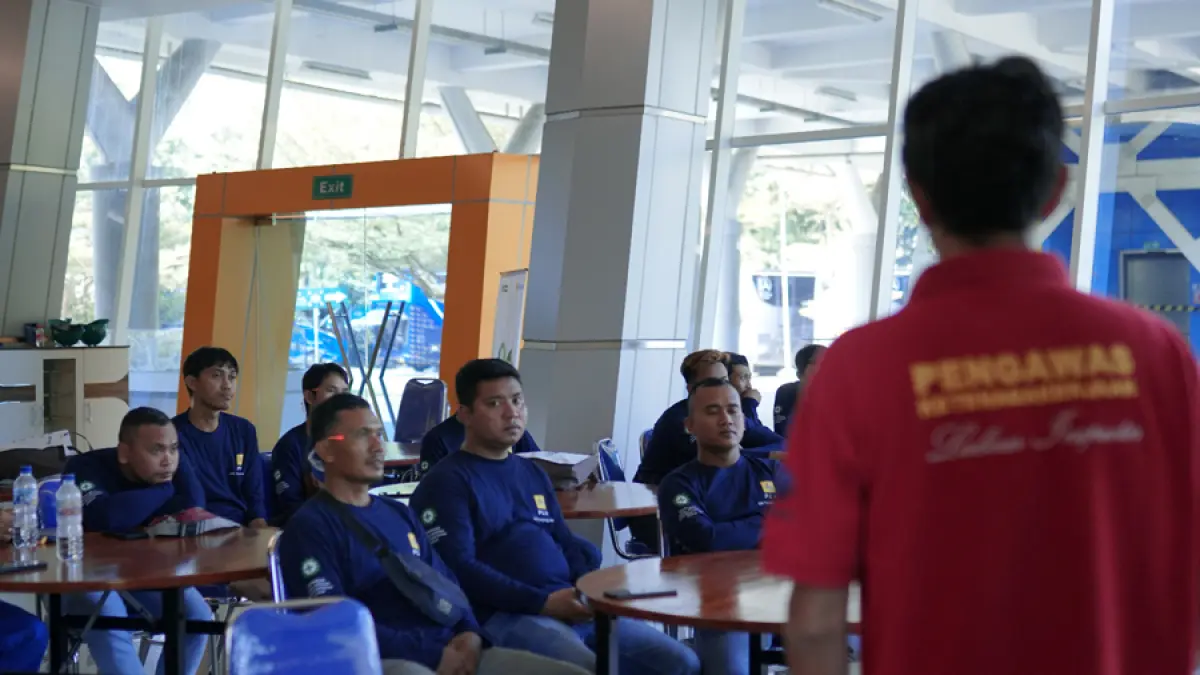 Peserta mengikuti sesi pembelajaran dasar K3 Scaffolding yang disampaikan oleh pemateri dari Satwasker Wilayah Pati, Suhartono, S.T., di Kompleks PLTU Tanjung Jati B, Jepara, Senin (18/5).