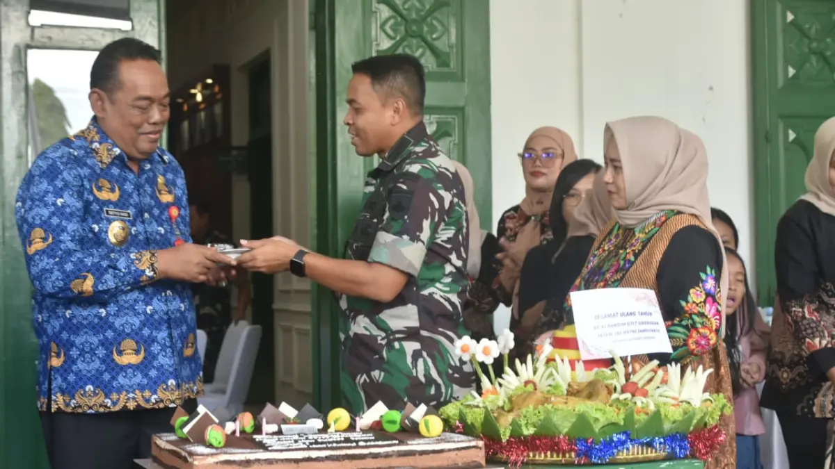 SURPRISE: Bupati Grobogan Setyo Hadi saat menerima kue pertama dari Dandim 0717/Grobogan Letkol Inf Wefri Sandiyanto.