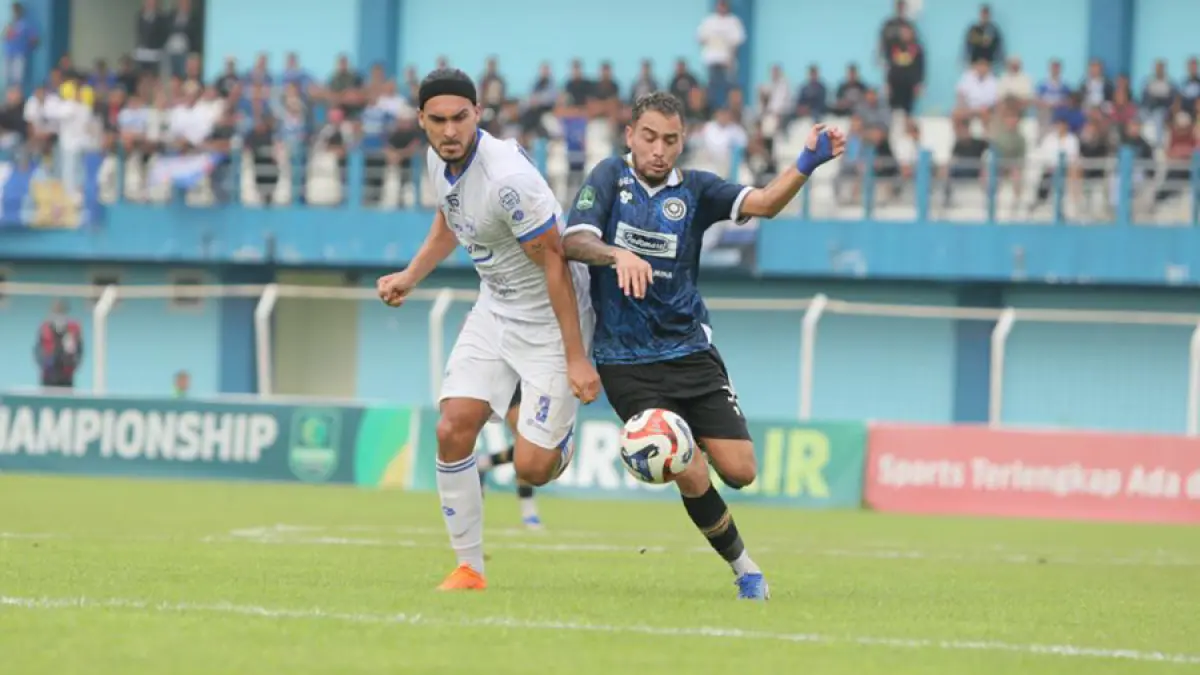TANDA TANYA: Pemain Persiku Caique Souza (kanan) saat berduel dengan pemain PSIS Semarang. (GALIH ERLAMBANG W/ Radar Kudus)