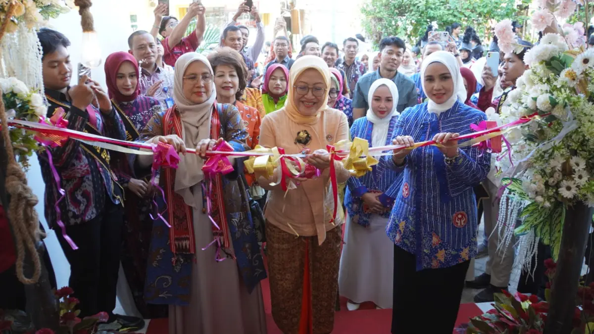 TONGKRONGAN BARU: Peresmian ditandai dengan pengguntingan pita oleh Metty Herindra didampingi Ketua Dewan Kerajinan Nasional Daerah Jepara Laila Saidah Witiarso Utomo. 
