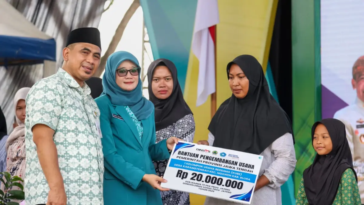 Wagub Jawa Tengah, Taj Yasin beserta istri menyerahkan bantuan pengembangan usaha secara simbolis