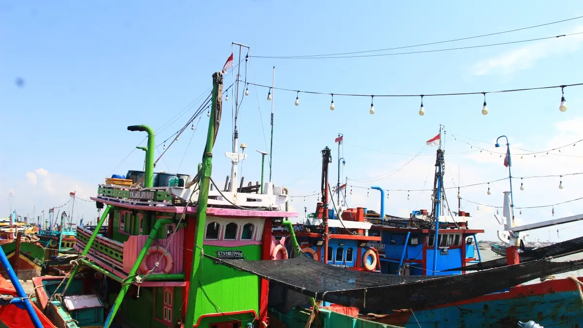 WISNU AJI/RADAR KUDUS

BERSANDAR: Kapal-kapal besar di atas 30 GT bersandar di dermaga TPI Tasikagung, Rembang kemarin.