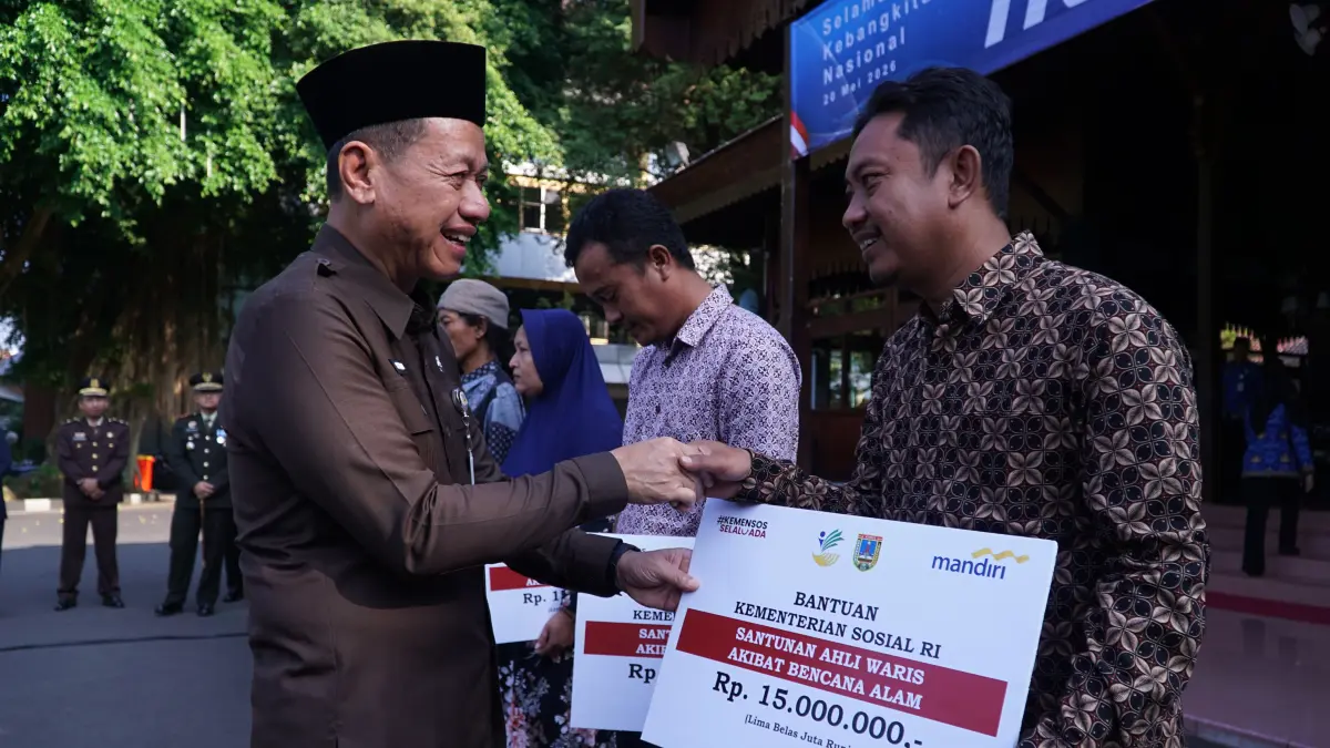 ALHAMDULILLAH: Bupati Kudus Sam’ani Intakoris menyalurkan bantuan kepada pekerja rentan secara simbolis usai Upacara Harkitnas di halaman Pendapa Kabupaten Kudus, Rabu (20/5). (ANDIKA TRISNA SAPUTRA/RADAR KUDUS)