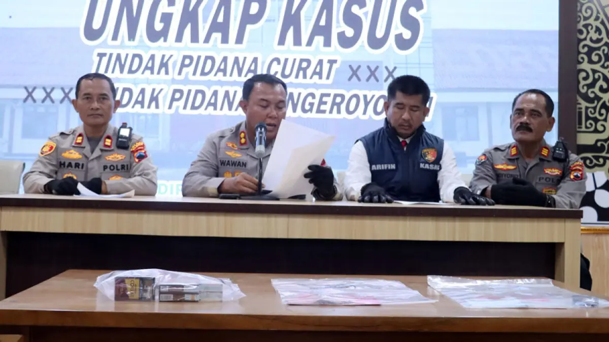 BEKUK: Kapolres Blora AKBP Wawan Andi Susanto (dua dari kiri) saat jumpa pers. (EKO SANTOSO/RADAR KUDUS) 