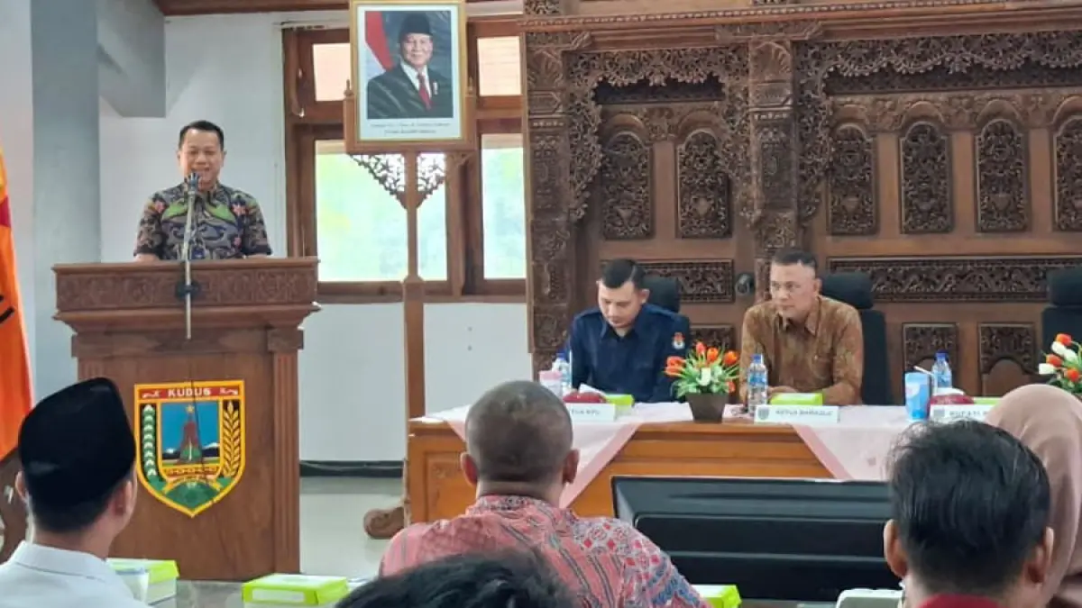 CERDASKAN PEMILIH: Bupati Kudus Sam’ani Intakoris memberikan sambutan sekaligus membuka acara pendidikan politik yang digelar di Gedung Setda Lantai IV kemarin. (ANDIKA TRISNA SAPUTRA/RADAR KUDUS)